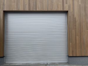 【車庫のシャッターのメリットと選び方、費用感を解説】